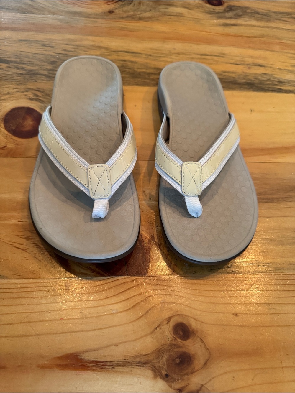 Vionic Women's Beige and White Thong Sandals